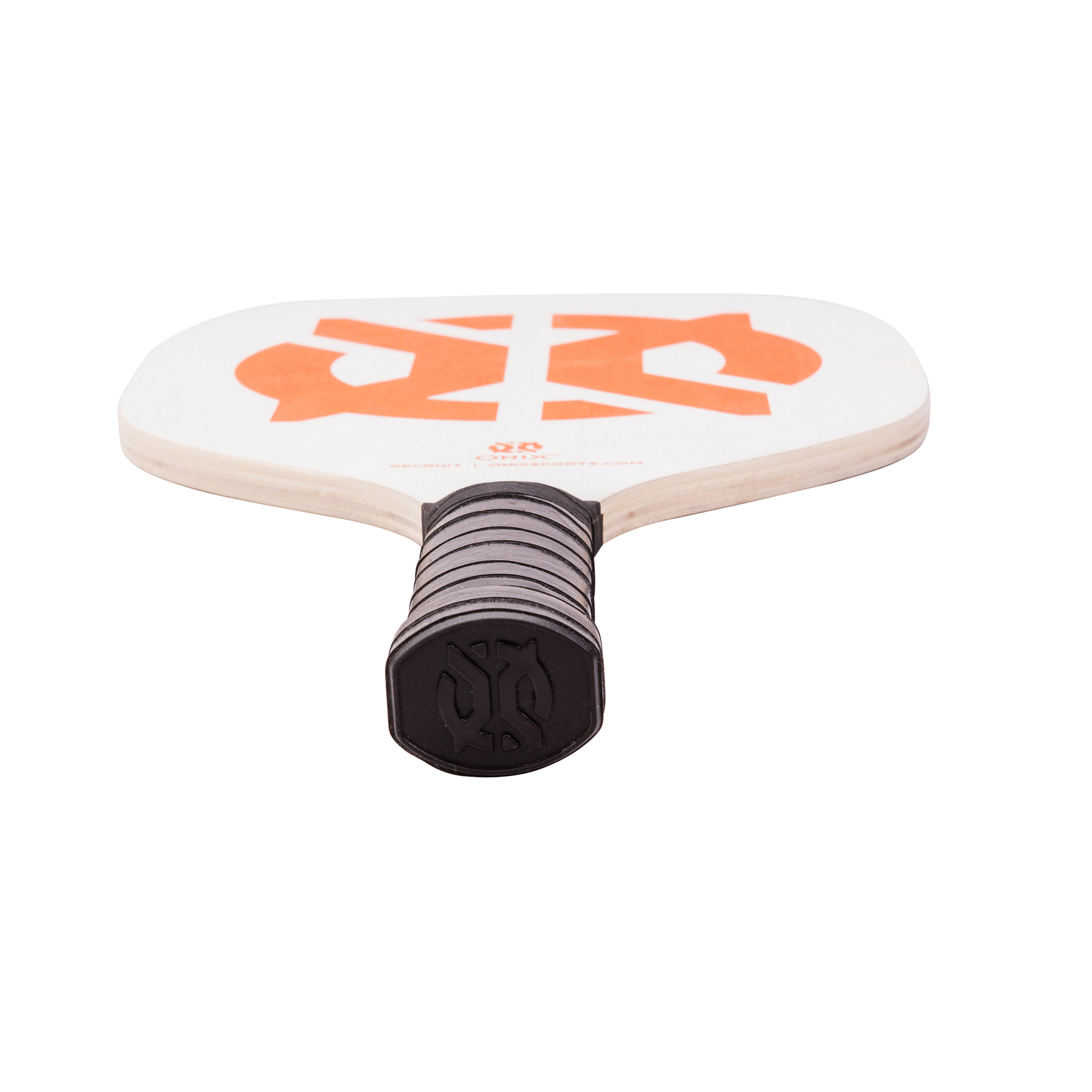 Racchetta da pickleball con logo arancione e impugnatura nera, su sfondo bianco.