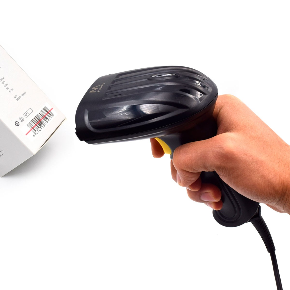 Ein schwarzer Barcode-Scanner wird von einer Hand gehalten, um einen Barcode auf einer weißen Box zu scannen.