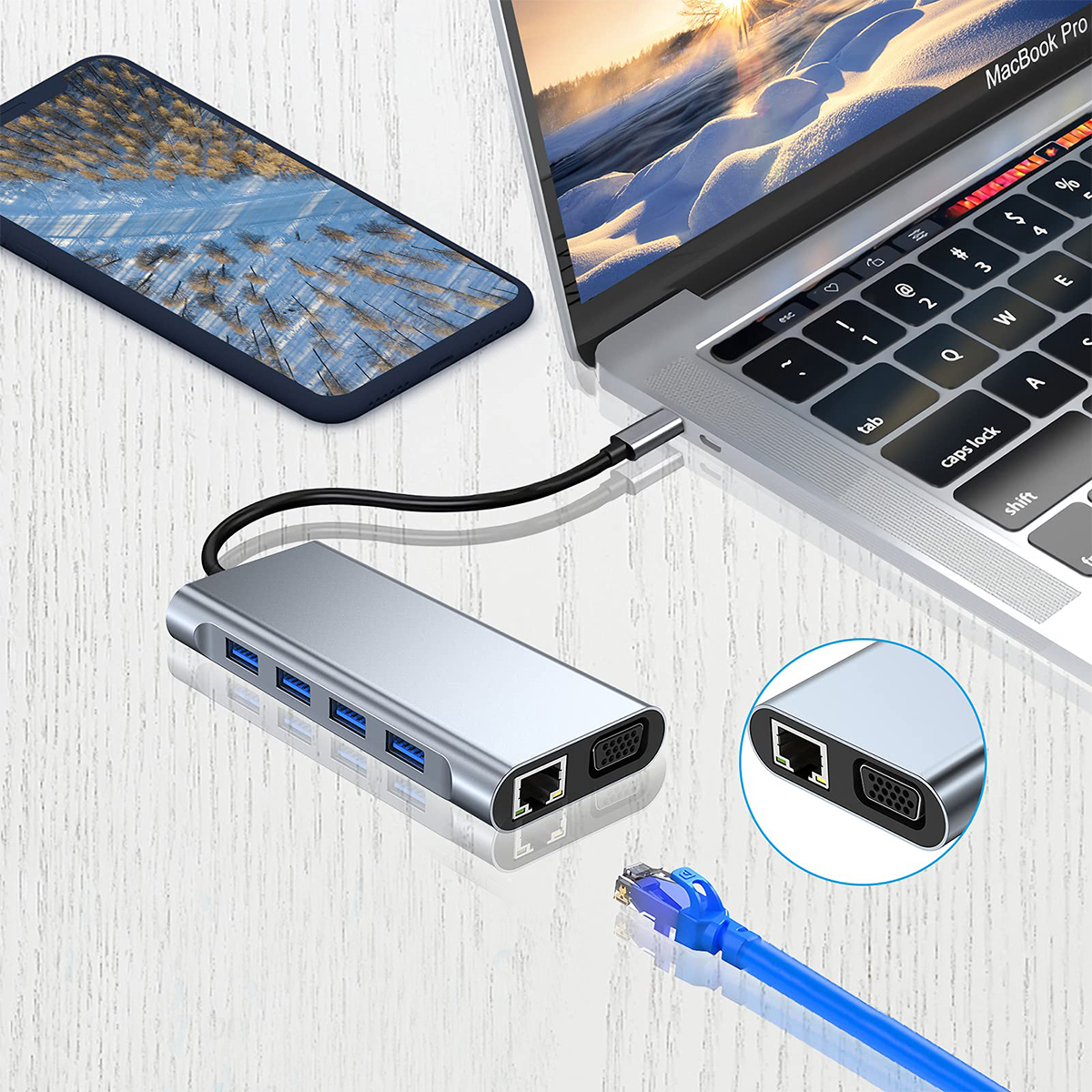 Hub USB argentato collegato a un laptop, con porte e un cavo Ethernet blu.