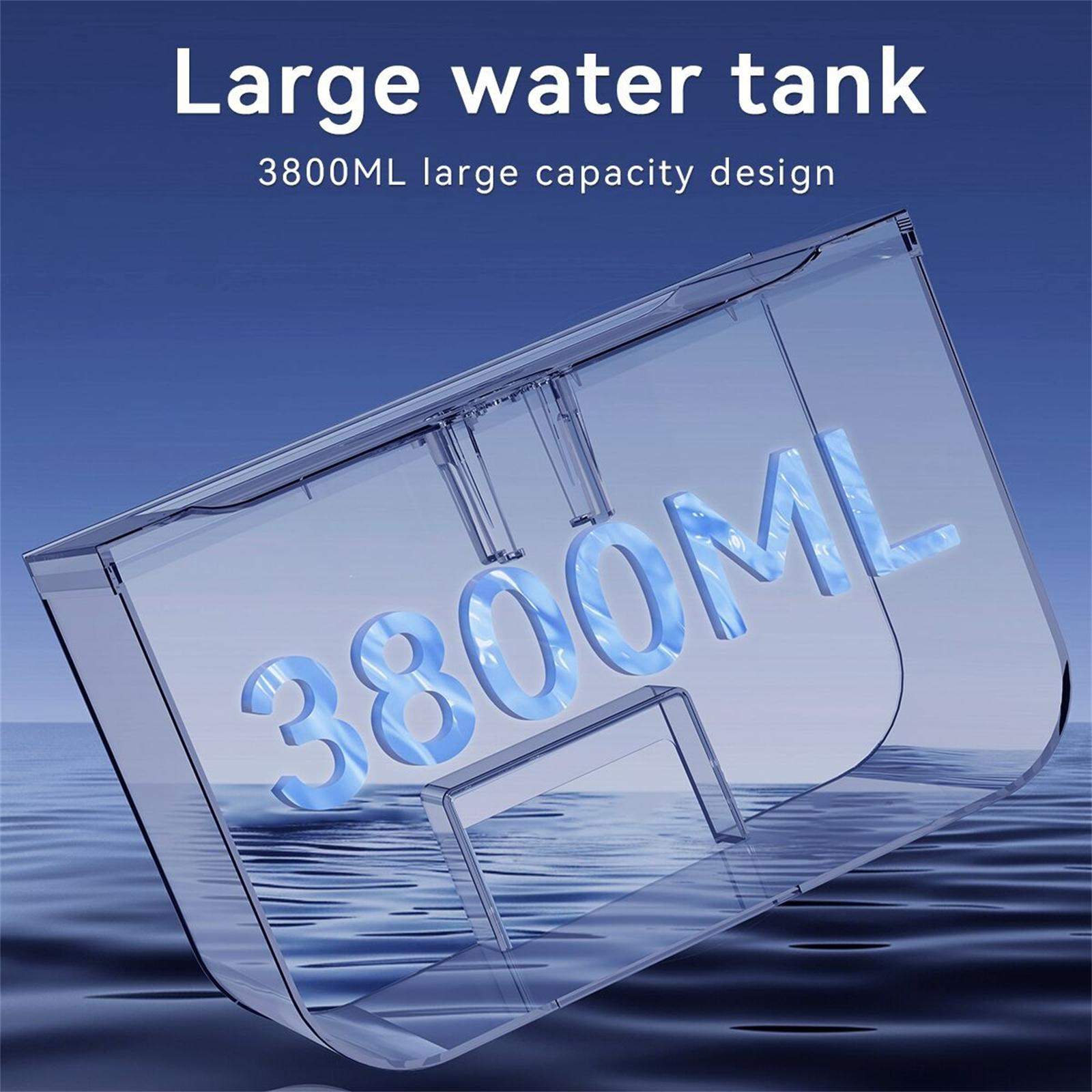 Ein transparenter Wassertank mit 3800 ml Fassungsvermögen, beschriftet auf blauem Hintergrund.