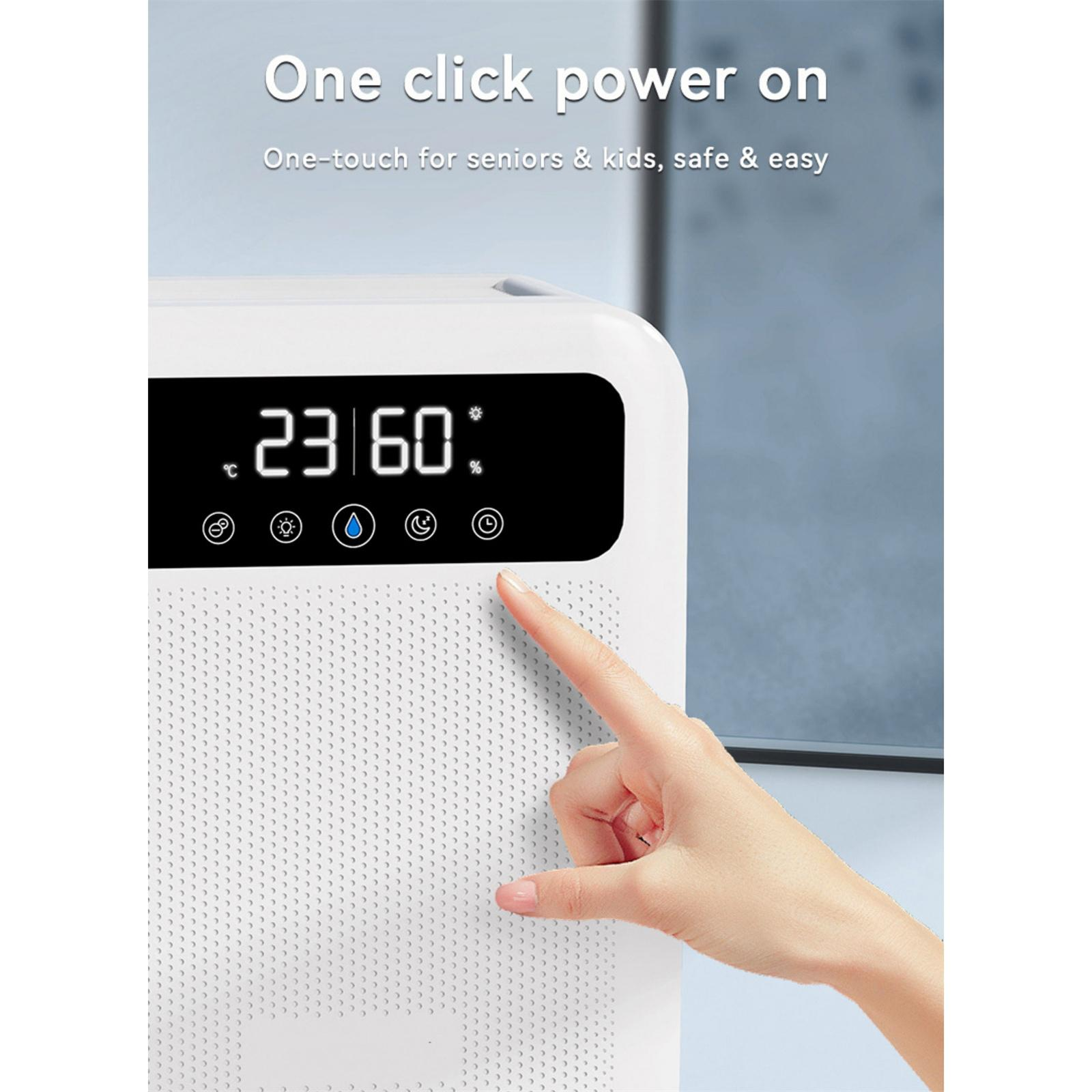 Hand drückt Knopf an weißem Luftbefeuchter. Anzeige: 23:60. Hintergrund: Fenster.