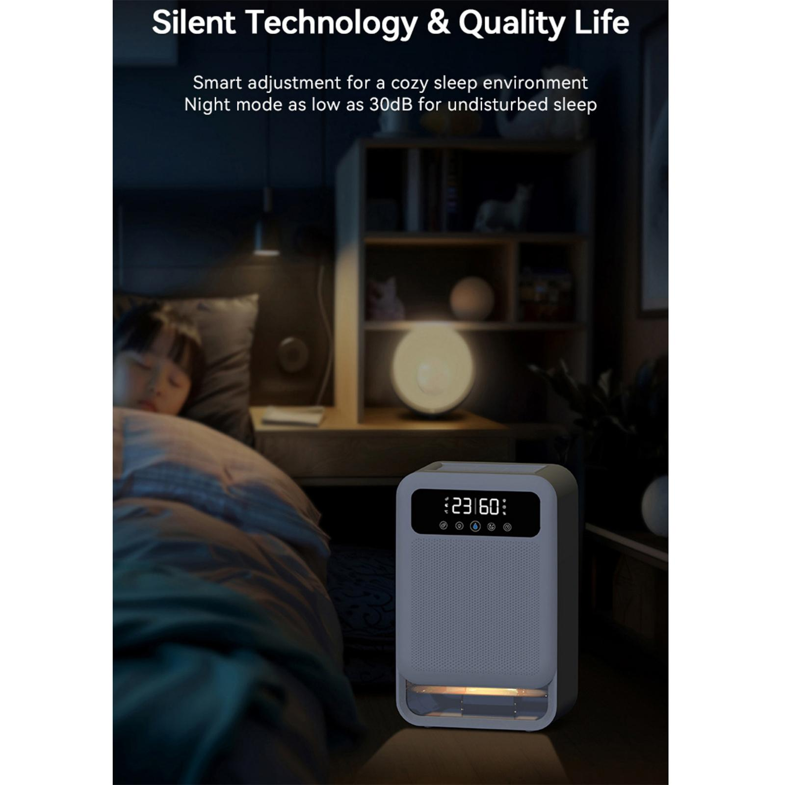 Schlafzimmer bei Nacht mit Luftbefeuchter (23:60). Ein Mädchen schläft im Bett. Regal mit Objekten, Lampe.