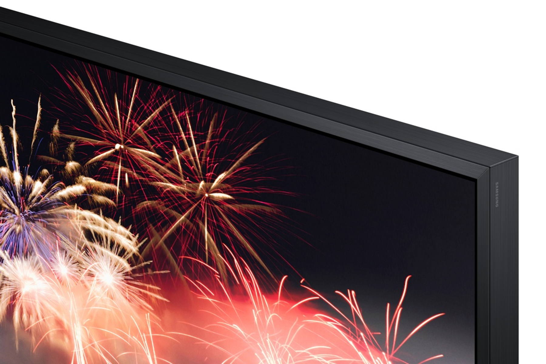 Zbliżenie telewizora. Pokazuje stadion i fajerwerki. Ramka jest czarna.
