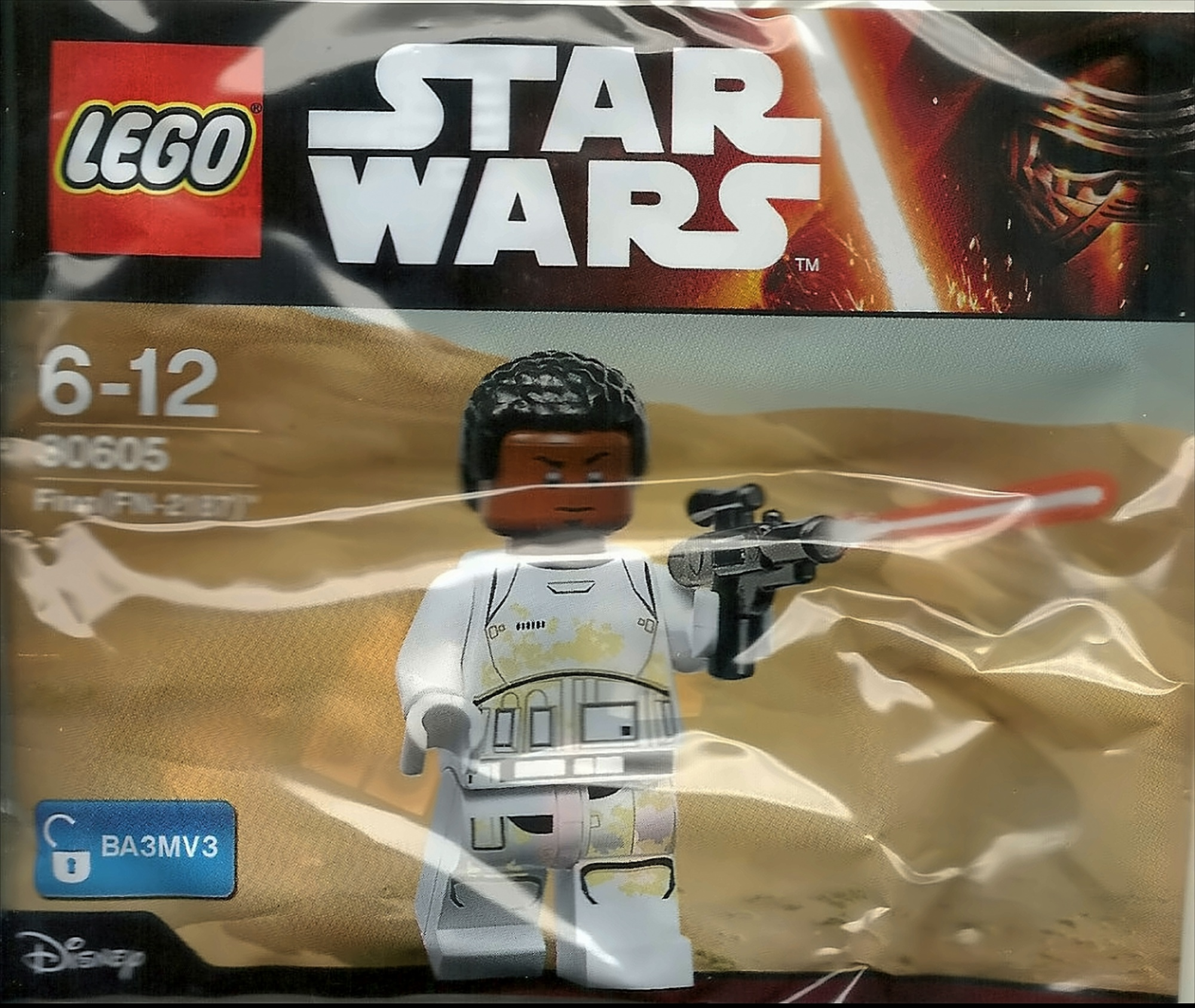 Eine Lego Star Wars Figur von Finn in einer Plastiktüte. Er hält einen Blaster. Der Hintergrund ist Wüste.