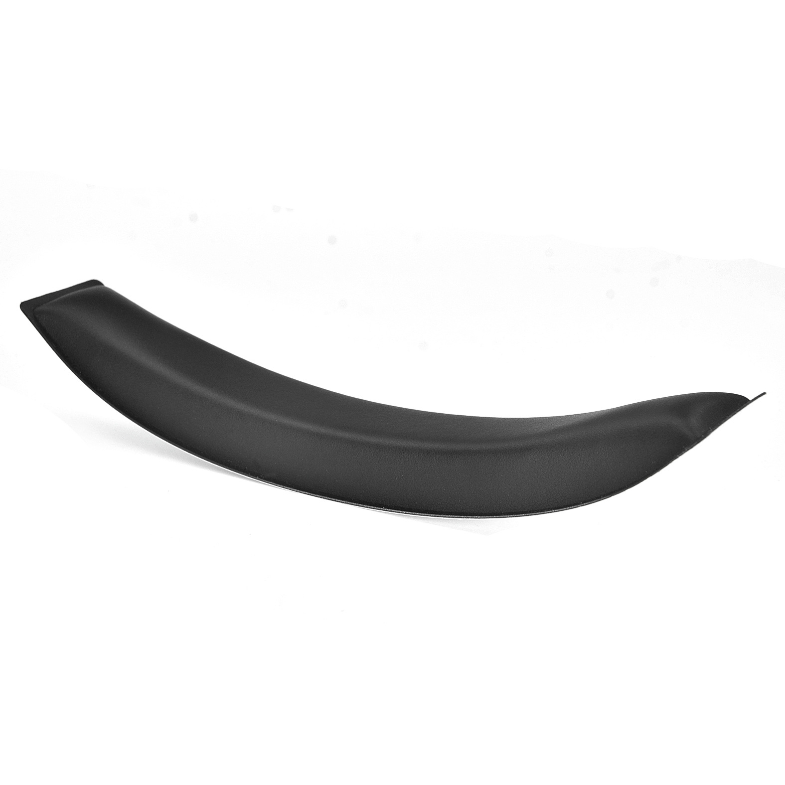 Un pezzo di plastica nero curvo, forse un pezzo di auto. È isolato su sfondo bianco.