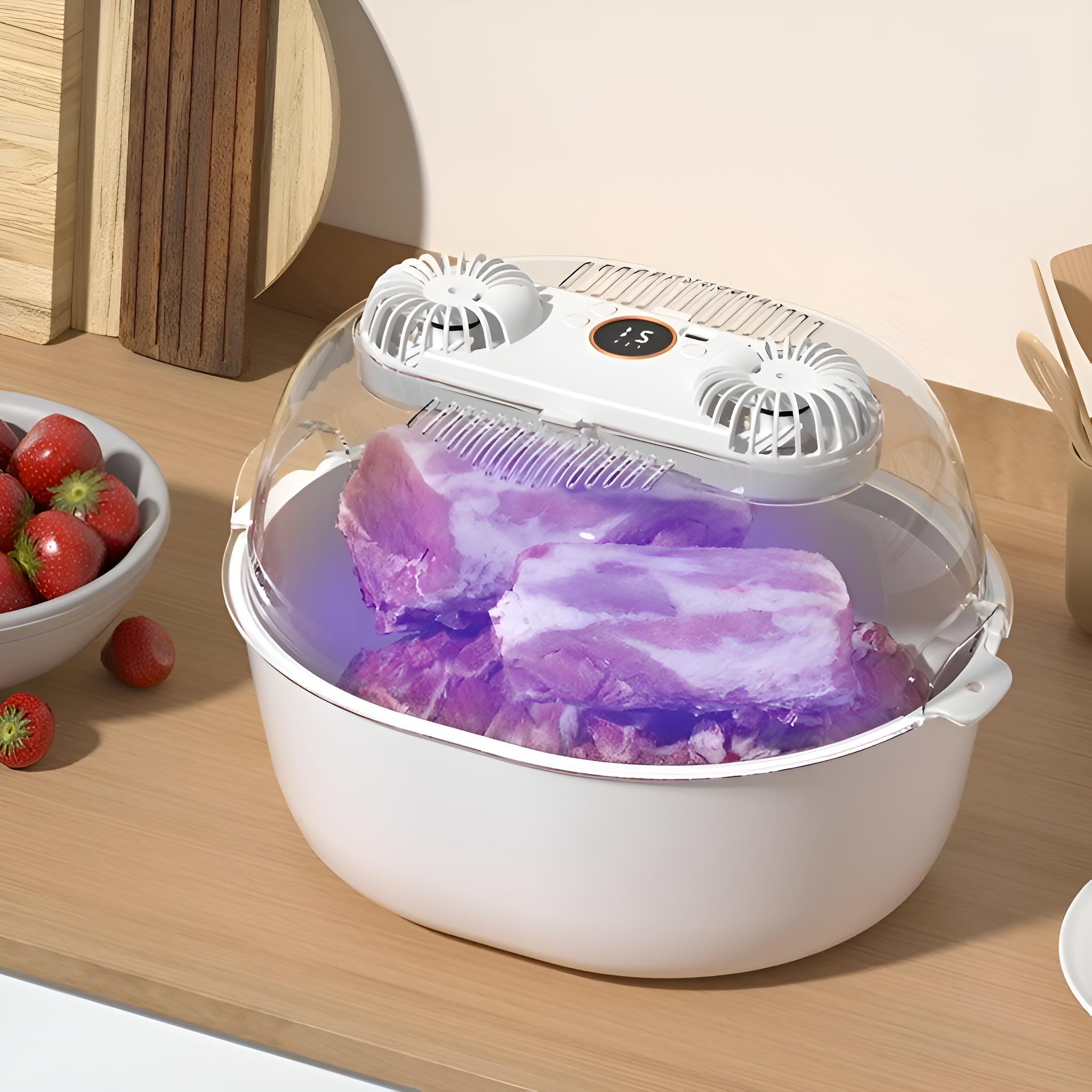 Fleisch in weißem Behälter mit durchsichtigem Deckel. Das Fleisch wird von einem violetten Licht des Geräts beleuchtet.