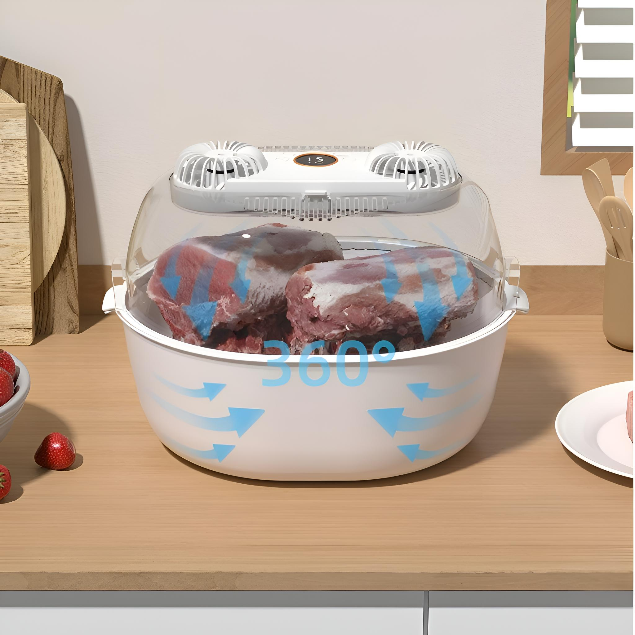 Fleisch in weißem Behälter mit durchsichtigem Deckel. Pfeile zeigen 360-Grad-Luftzirkulation. Zwei Ventilatoren oben.