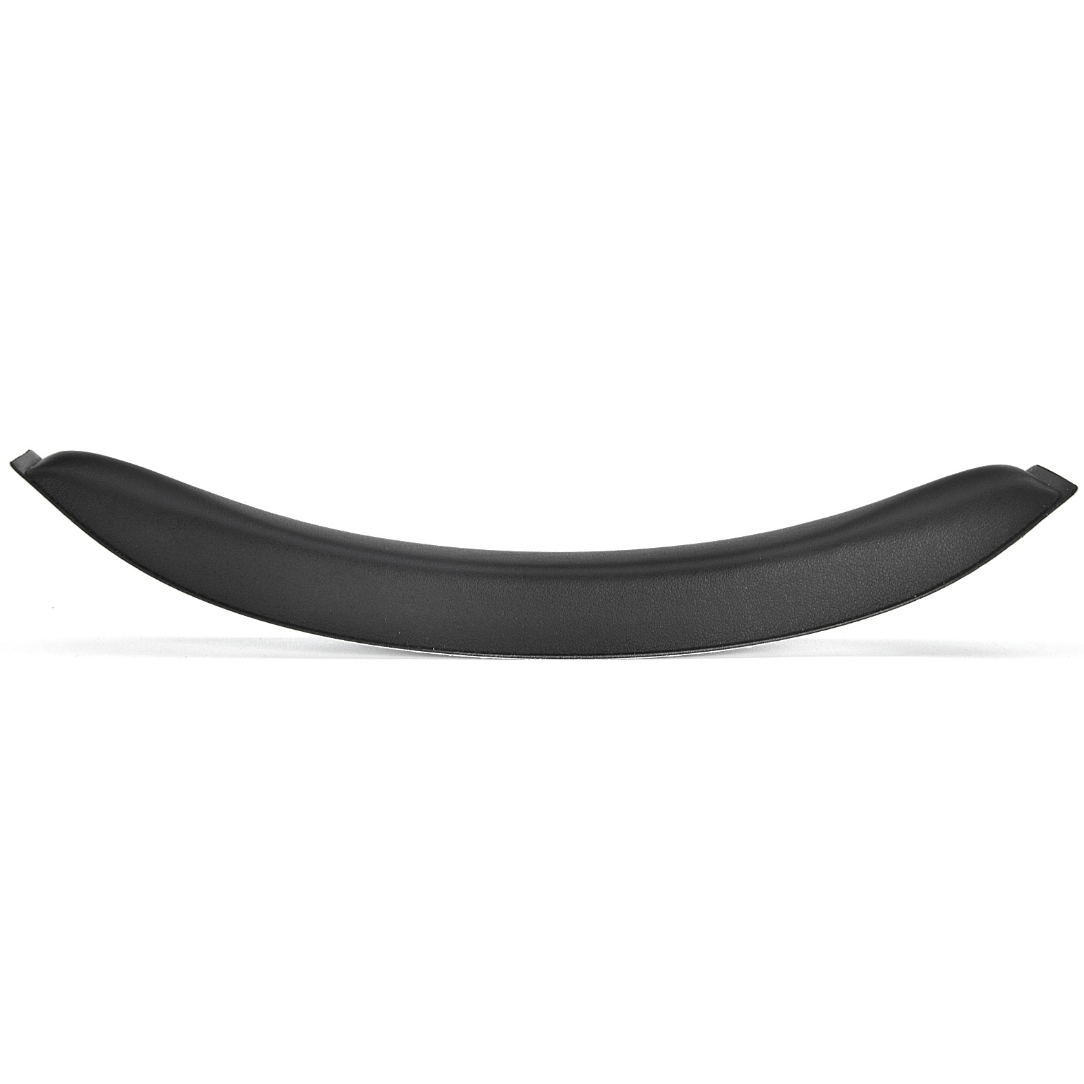 Un pezzo di plastica nero curvo contro uno sfondo bianco, visto da un'angolazione bassa.