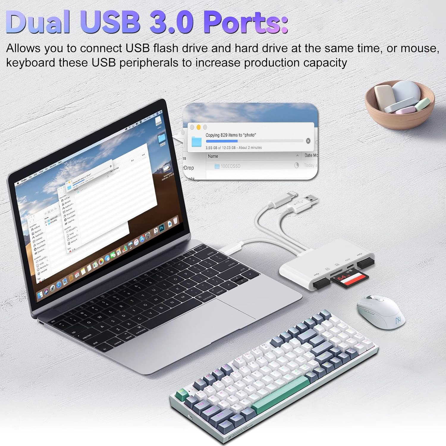 Laptop collegato a dispositivi, una tastiera, un mouse e un hub USB con una scheda di memoria e un'unità USB.