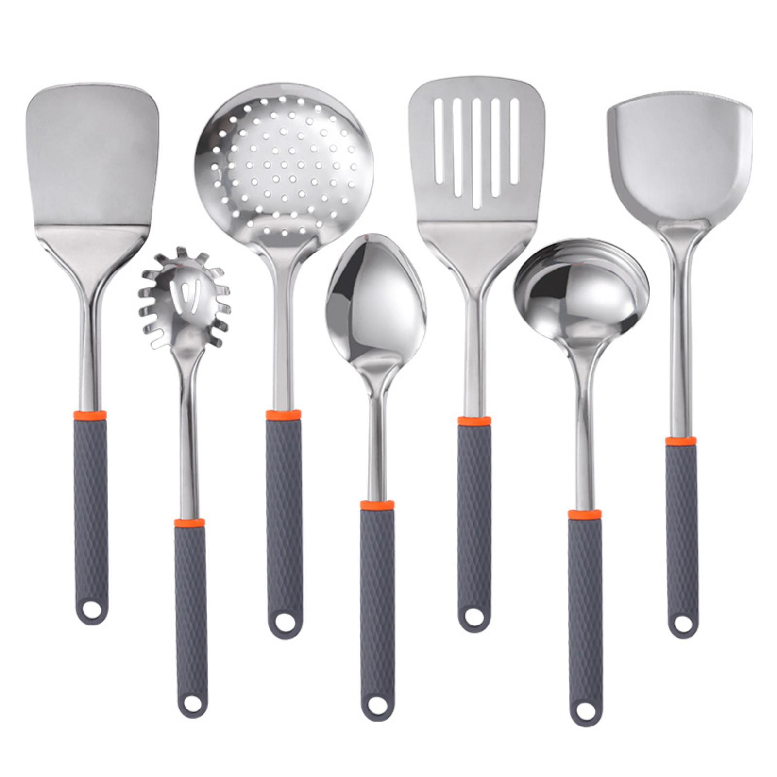 Set von Edelstahl-Küchenutensilien mit grauen Griffen und orangefarbenen Akzenten auf weißem Hintergrund.