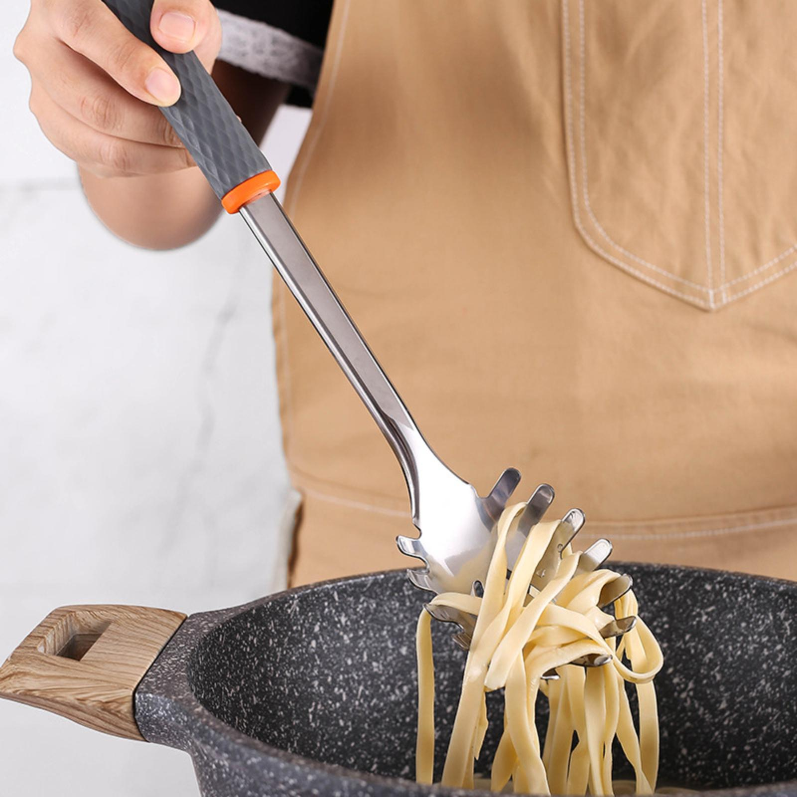 Eine Person, die einen Nudelserver über einem Topf mit Pasta hält.