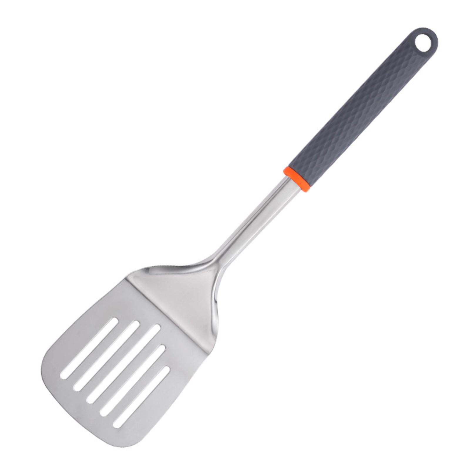 Ein geschlitzter Spatel mit grauem Griff und orangefarbenem Akzent, isoliert auf Weiß.