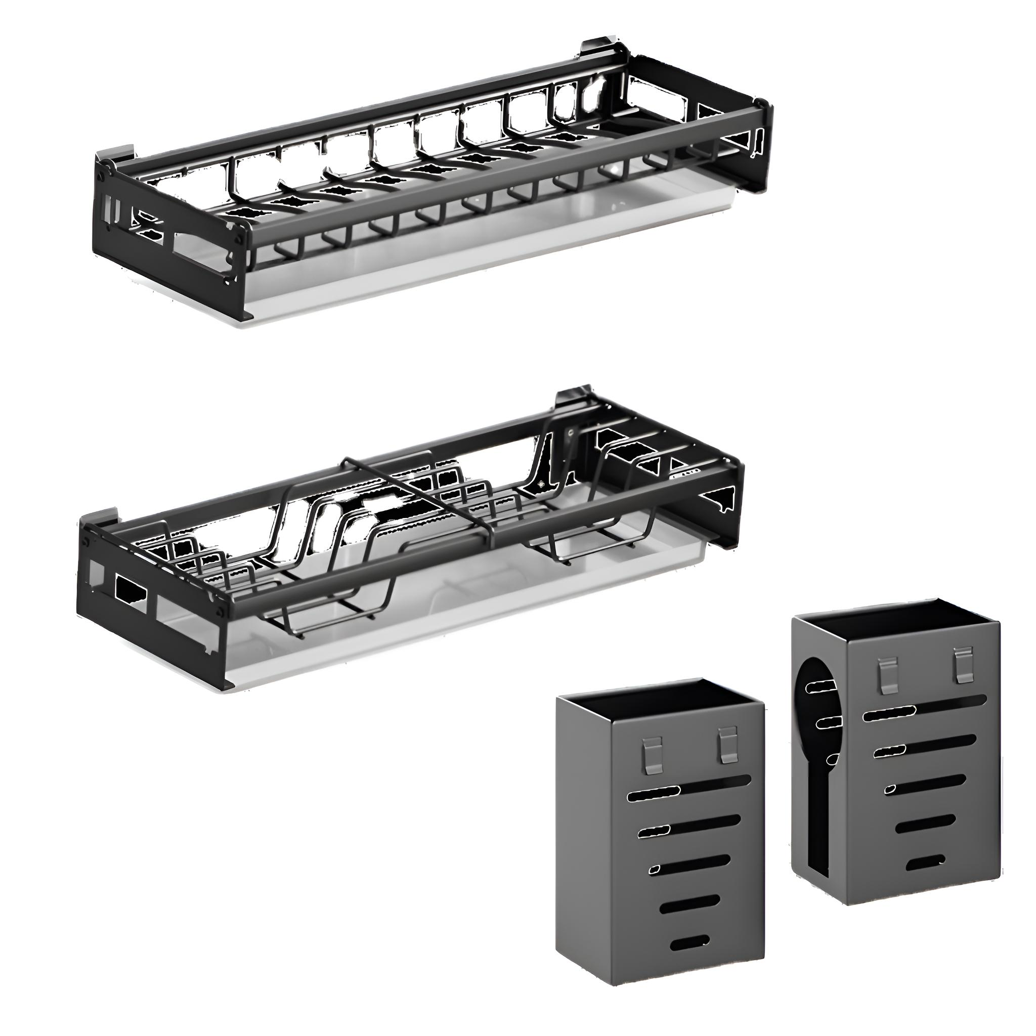 Zwei schwarze Metallregale mit Fächern für Teller und Utensilien, mit zwei zusätzlichen Aufbewahrungsbehältern.