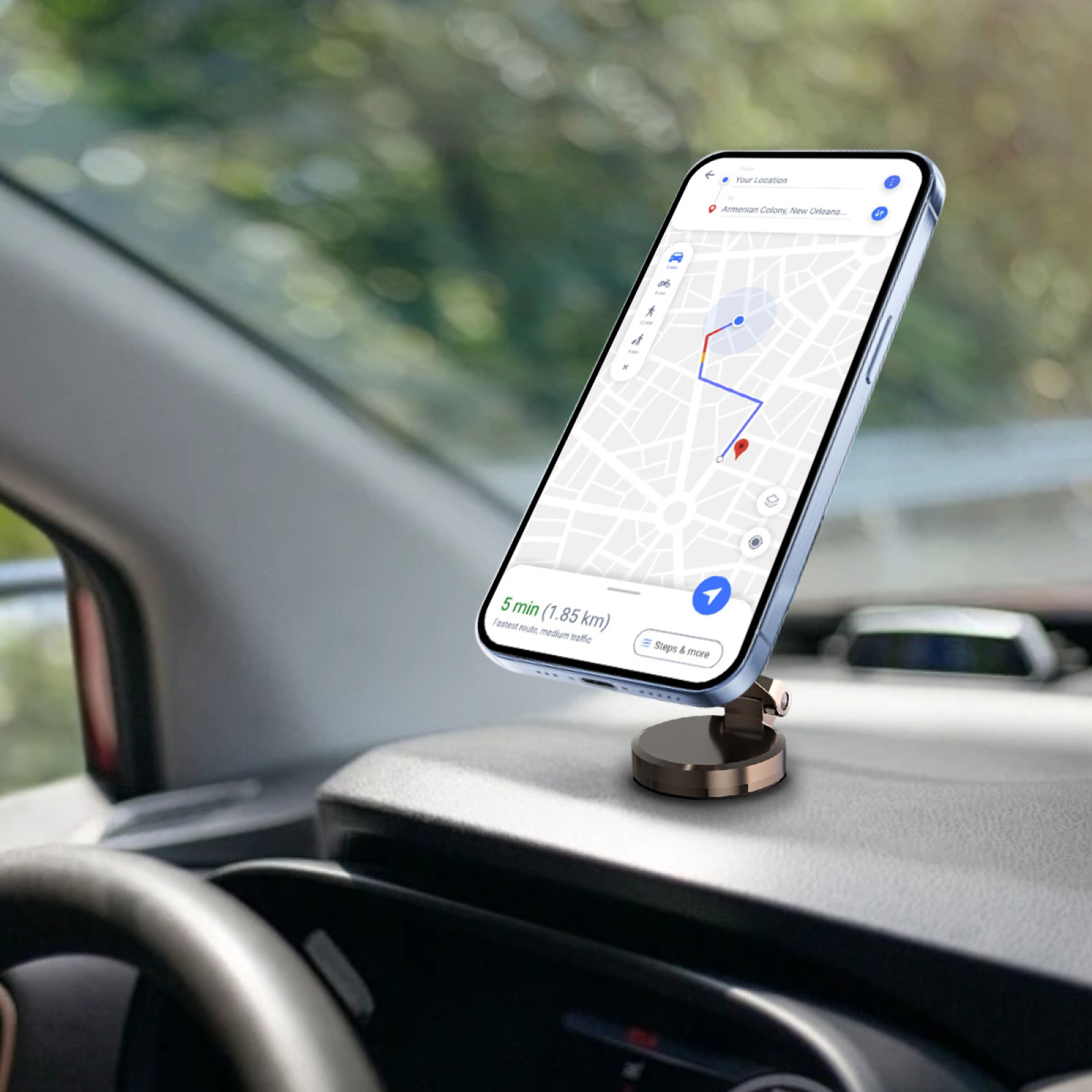 Ein Telefon, das auf einem Armaturenbrett befestigt ist und eine Navigationskarte zeigt. Es ist ein Auto Innenraum.