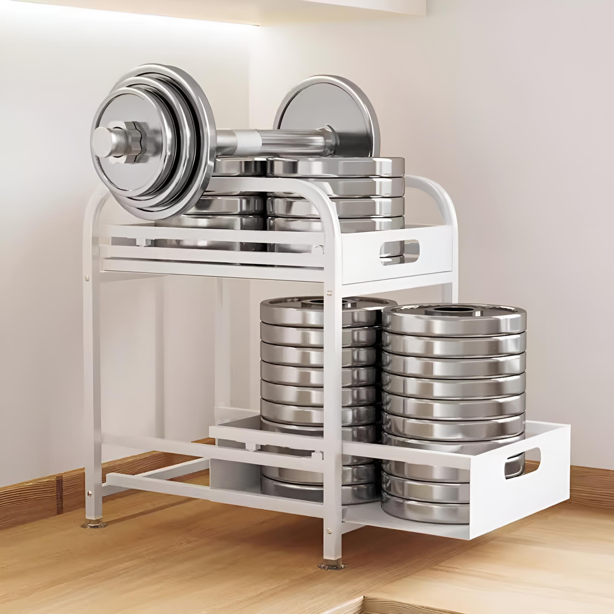 Zweistöckiges weißes Metallregal mit Gewichten und einer Langhantel. Die Gewichte sind silberfarben.