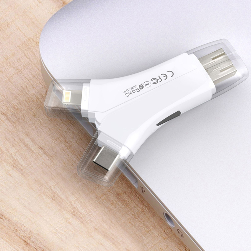 Un adattatore USB bianco con varie porte. È posizionato su una superficie di legno con un laptop.