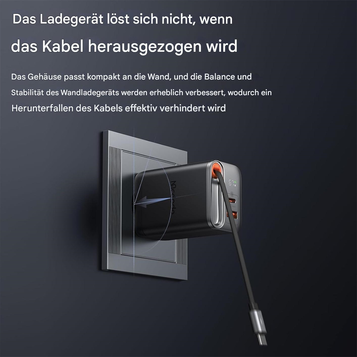 Schwarzes Ladegerät in der Steckdose. Ein Ladekabel ist angeschlossen.