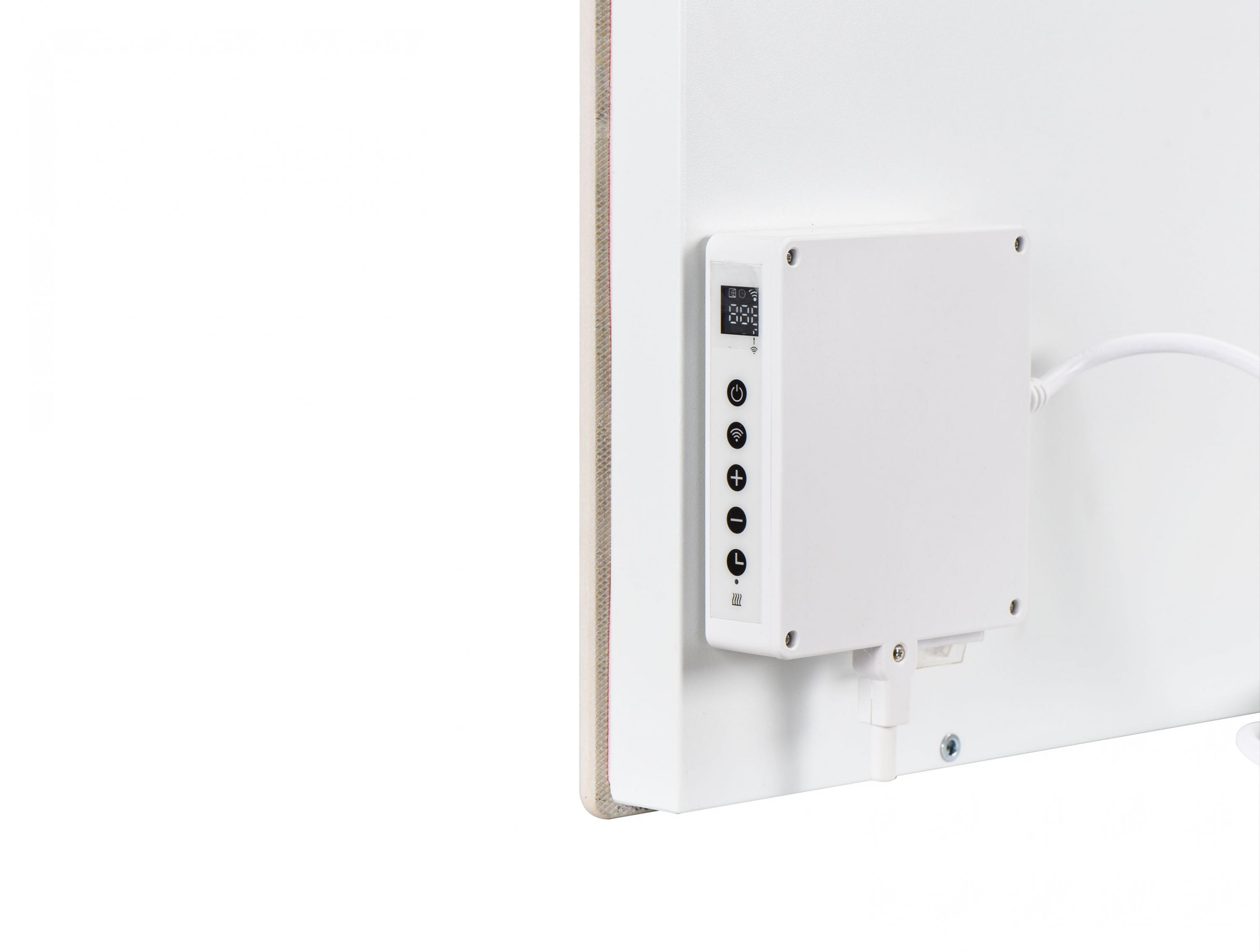 Parte trasera de un calentador blanco con panel de control. Botones y pantalla. Fondo blanco.