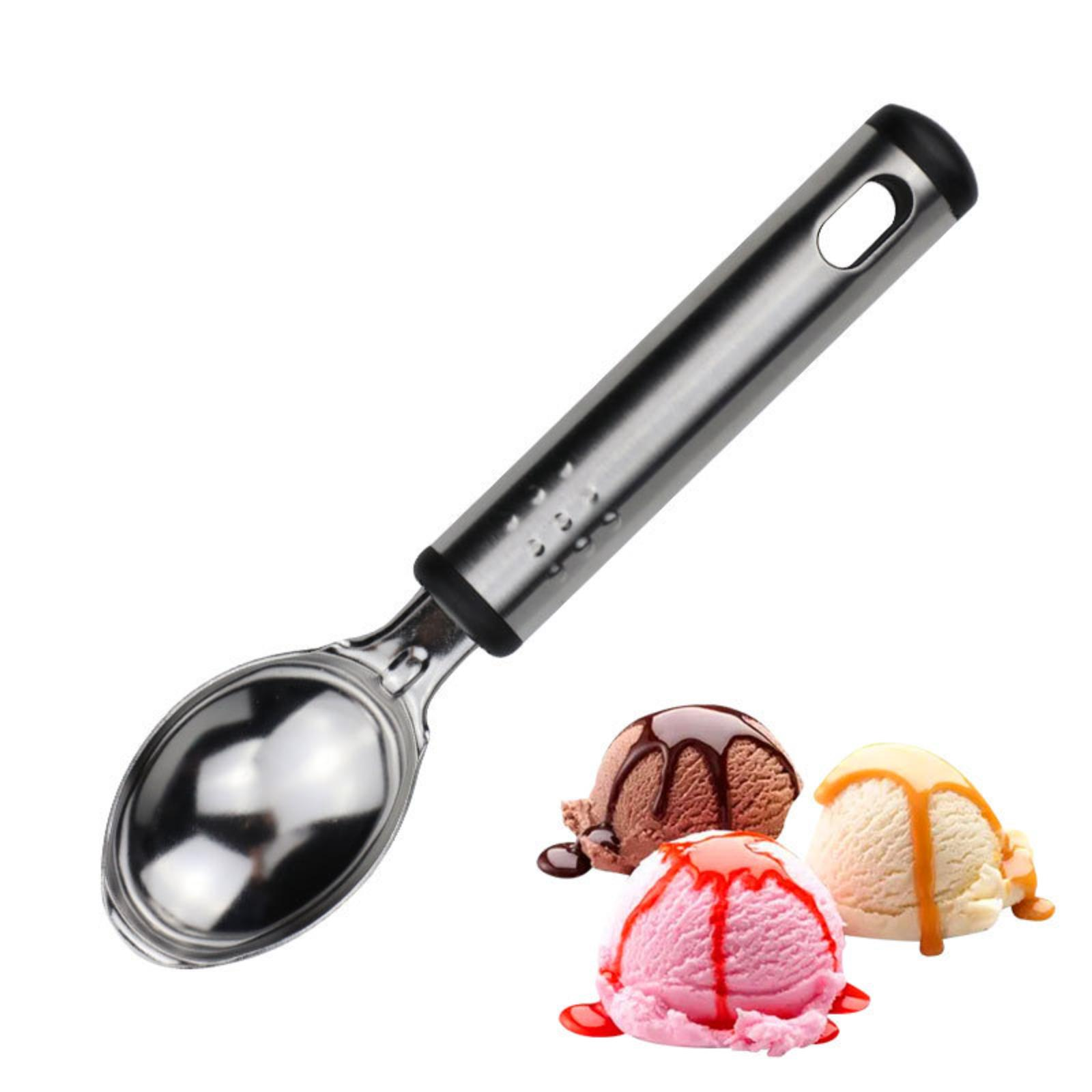 Ein Eisportionierer mit drei Eisportionen darunter. Schoko, Erdbeer und Vanille.