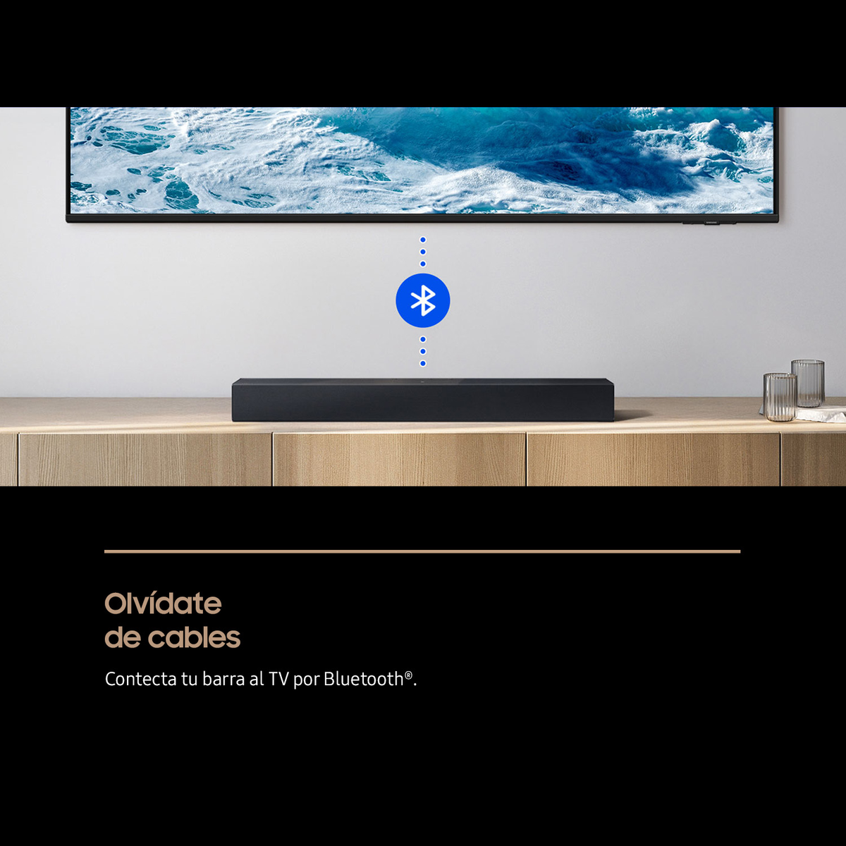 Una sala con TV y barra de sonido. Un símbolo Bluetooth se muestra encima de la barra de sonido.