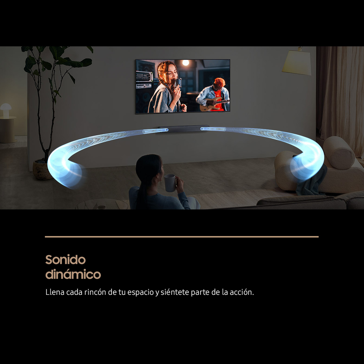 Una habitación con TV y barra de sonido, con ondas de sonido emanando, y una mujer con una taza.