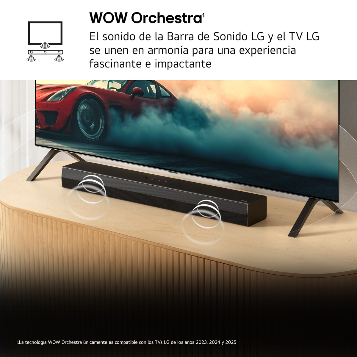 Afbeelding toont een tv met een soundbar op een houten tafel. Er worden geluidsgolven getoond.