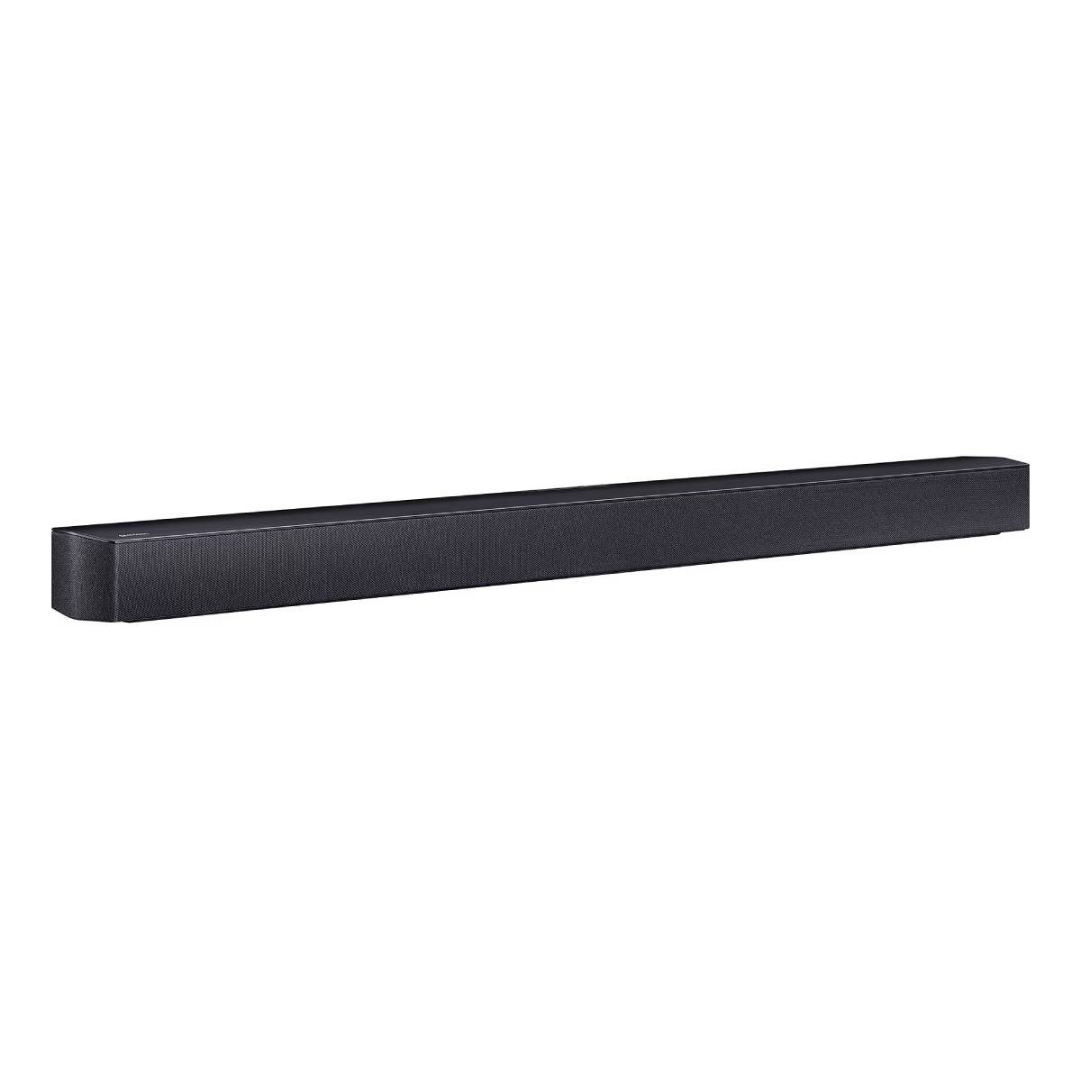 Een lange, zwarte soundbar. Hij is rechthoekig en staat op een witte achtergrond. Er zijn geen andere objecten aanwezig.