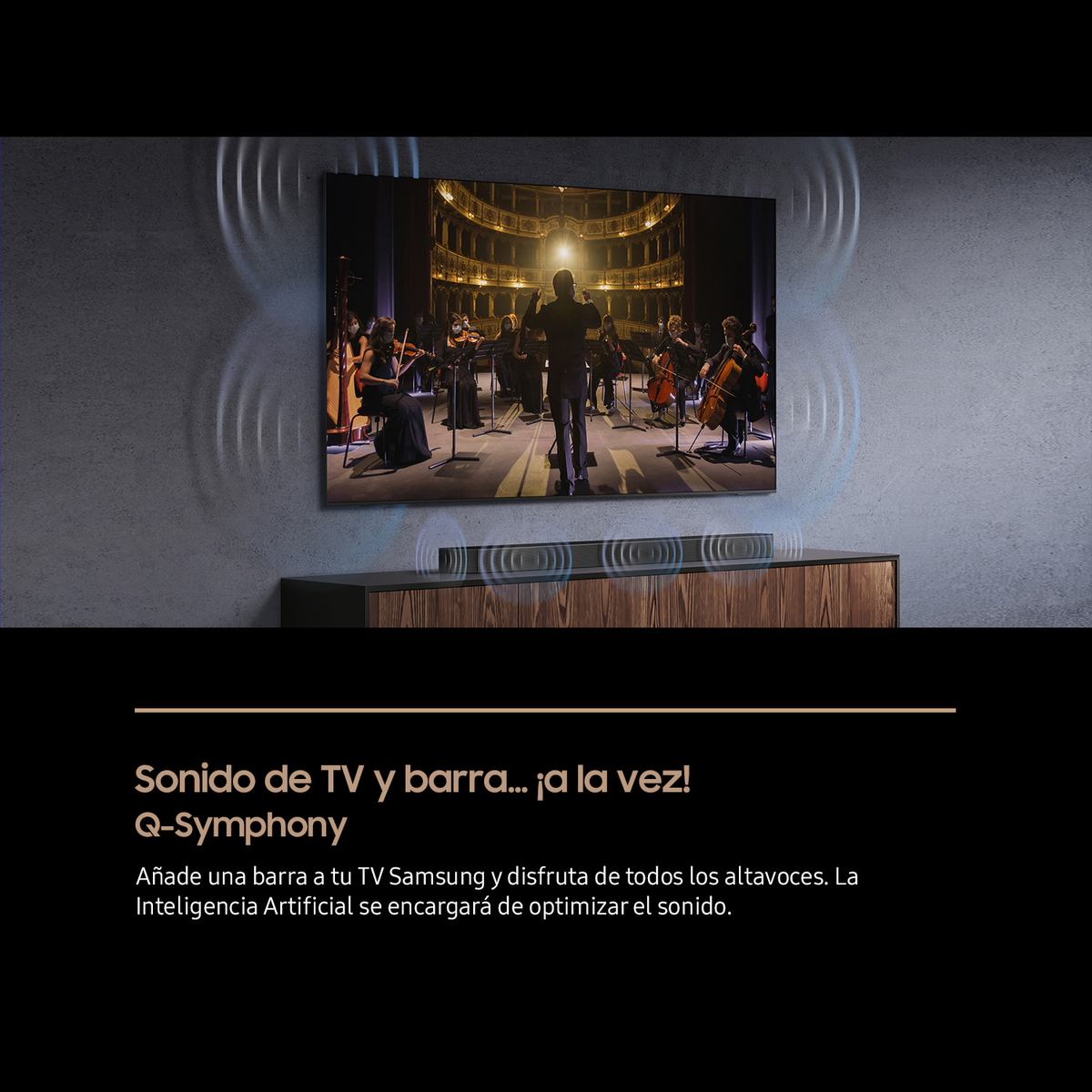 Una pantalla de TV con una orquesta, una barra de sonido y texto sobre Q-Symphony. Un fondo oscuro.