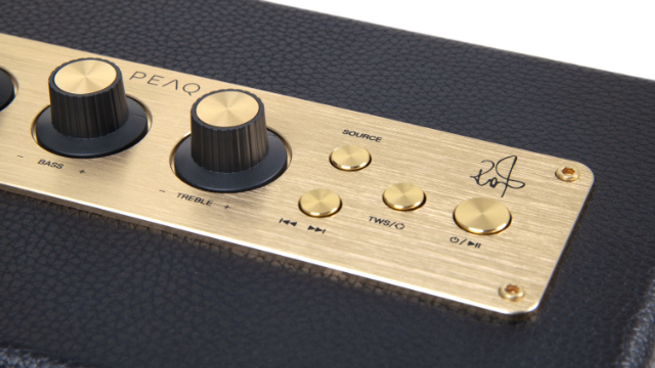 Panel de control dorado de un altavoz con botones de graves, agudos, fuente y reproducción.