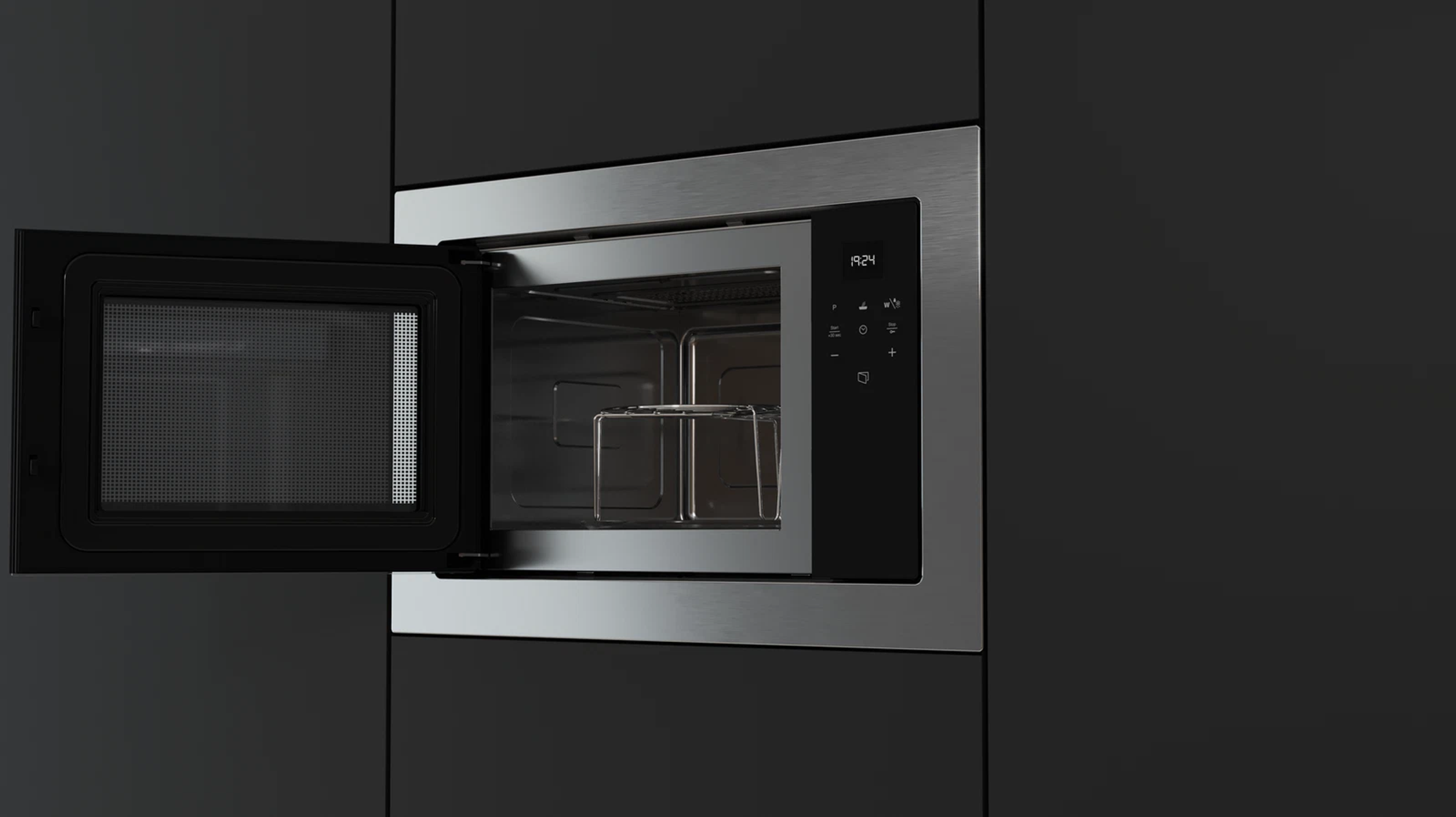 Un forno a microonde aperto con interno in metallo, porta nera e pannello di controllo su superficie grigio scuro. L'ora è visualizzata.