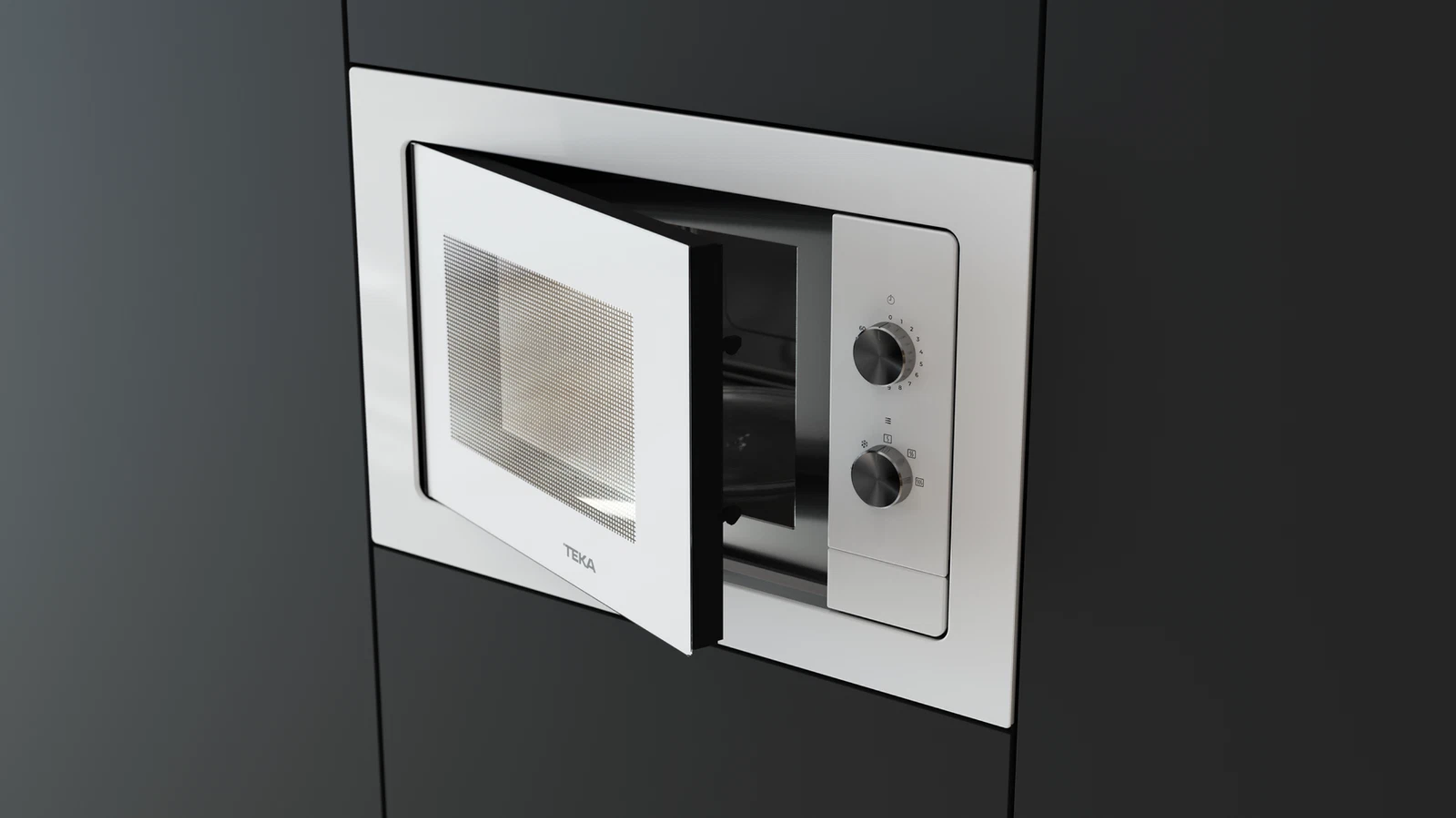 Biała kuchenka mikrofalowa jest wbudowana w czarną szafkę. Drzwi są lekko otwarte, pokazując wnętrze.