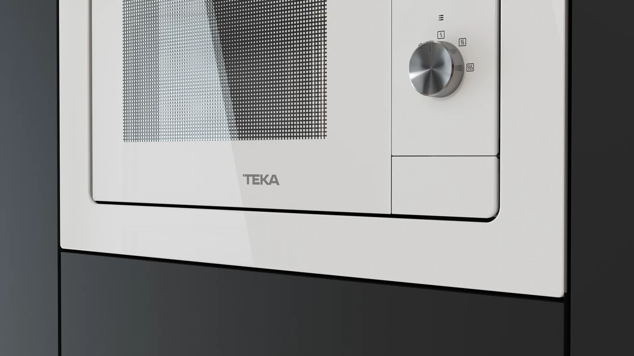 Zbliżenie na kuchenkę mikrofalową. Widoczne logo TEKA. Białe urządzenie. Czarna rama.