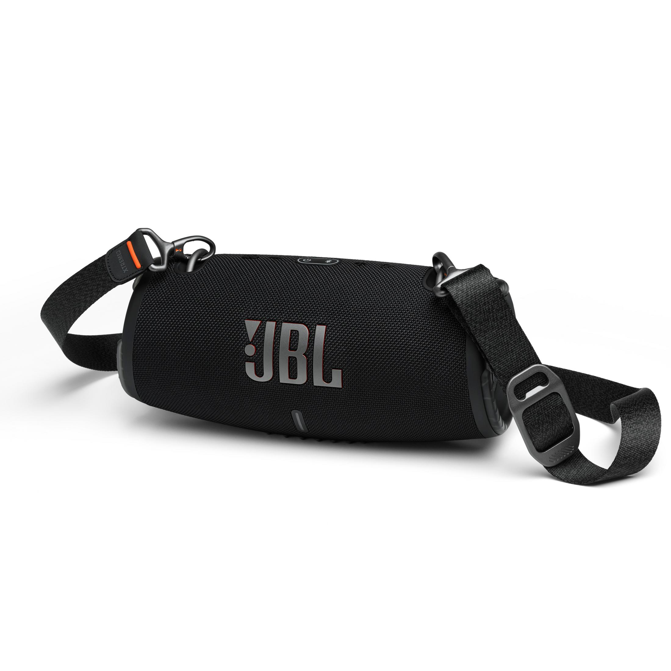 Siyah JBL hoparlör, siyah kayışlı. JBL logosu görünür. Beyaz zemin.
