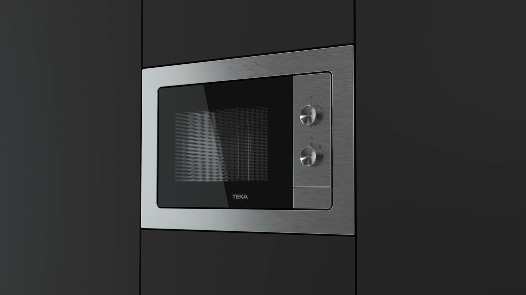 Kuchenka mikrofalowa w ciemnym otoczeniu, wbudowana w szafkę. Czarna rama i drzwi. Widoczne sterowanie.