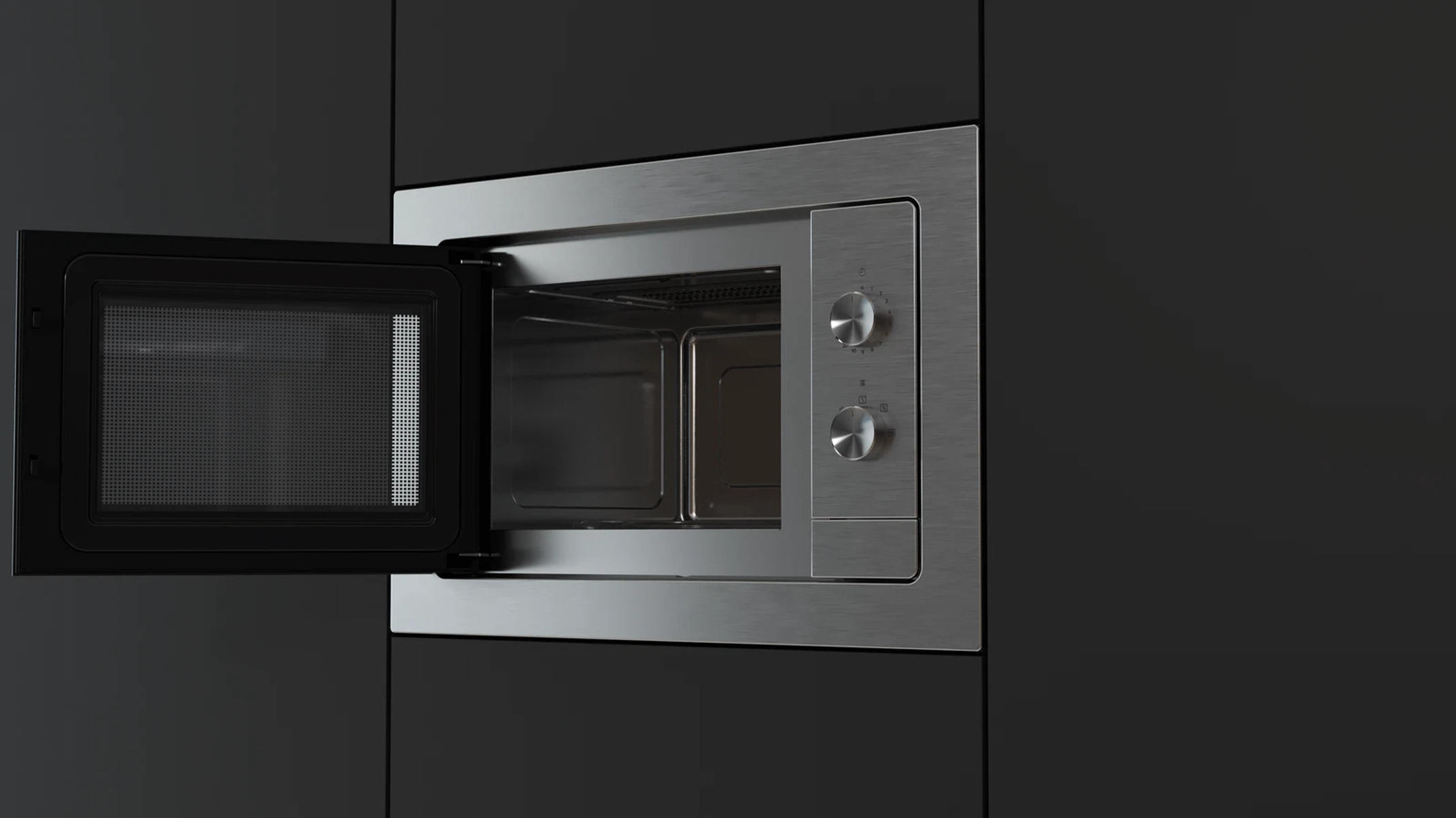 Srebrna kuchenka mikrofalowa jest zamontowana w ciemnych szafkach, z lekko uchylonymi drzwiami.