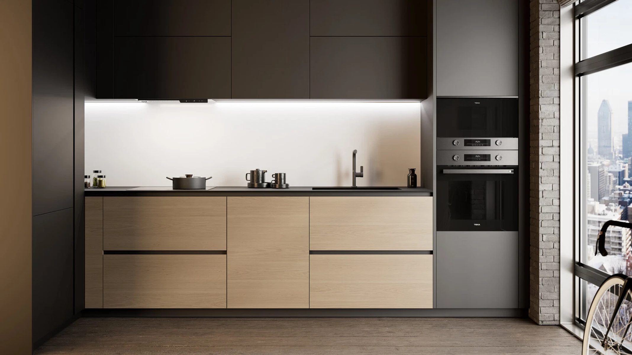 Nowoczesna kuchnia z jasnymi drewnianymi szafkami, ciemnymi blatami i widokiem na miasto przez duże okno.