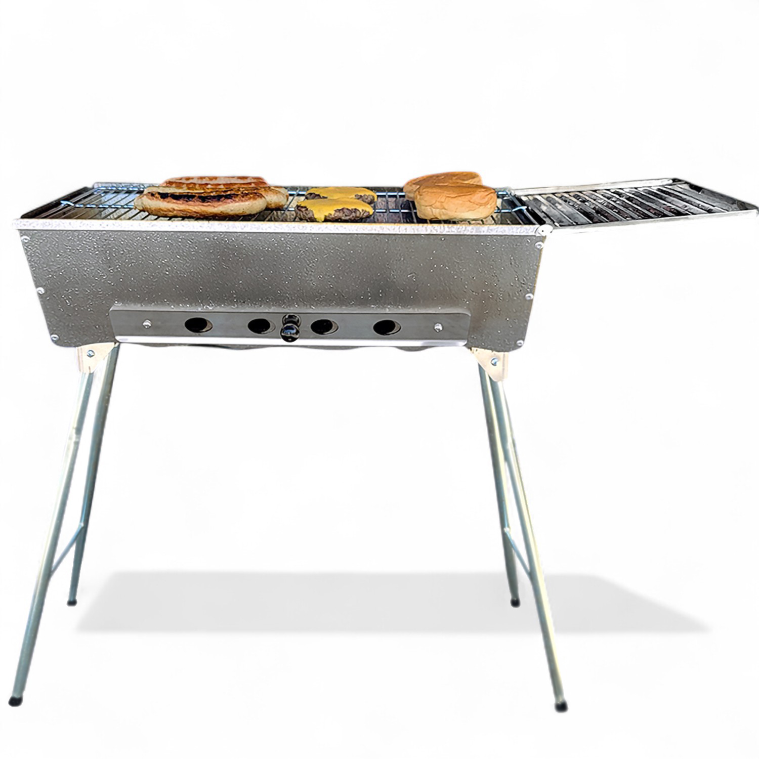 Ein tragbarer Grill mit Essen auf dem Grill, vor weißem Hintergrund.