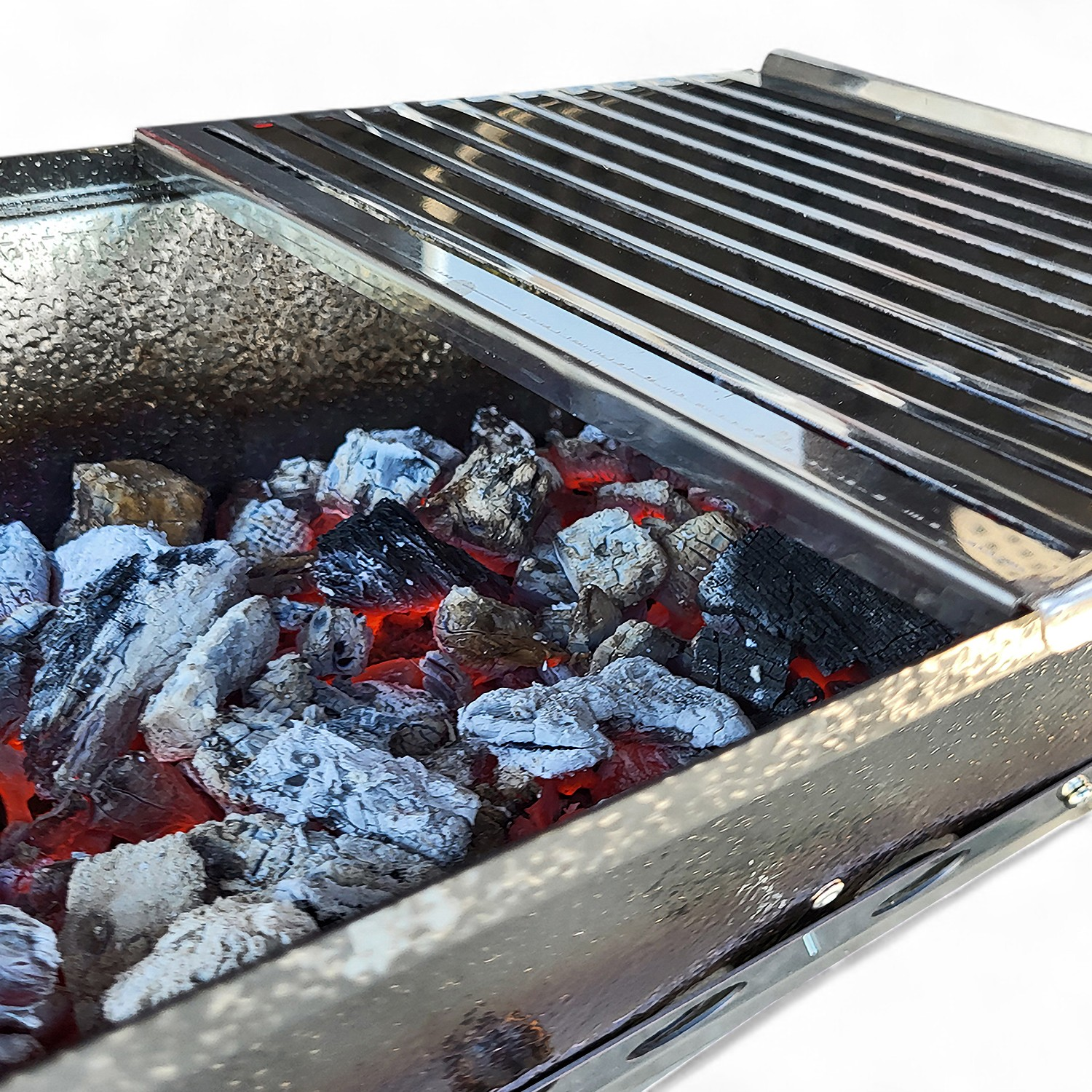 Nahaufnahme von Holzkohle in einem BBQ-Grill. Rot glühende Glut.
