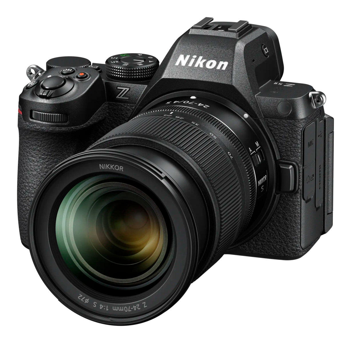 Cámara Nikon con lente, vista en ángulo. Cuerpo negro, lente con marcas Nikon y Nikkor.