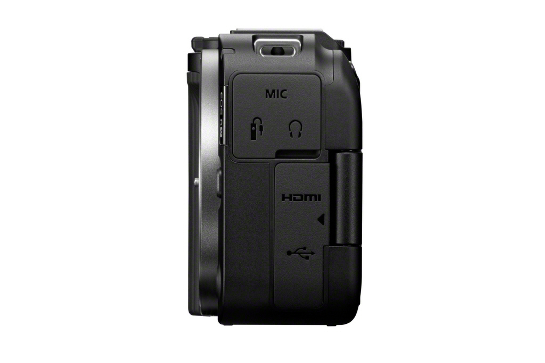 Widok z boku czarnego aparatu. Pokazuje porty dla mikrofonu, HDMI i innych wejść, na białym tle.