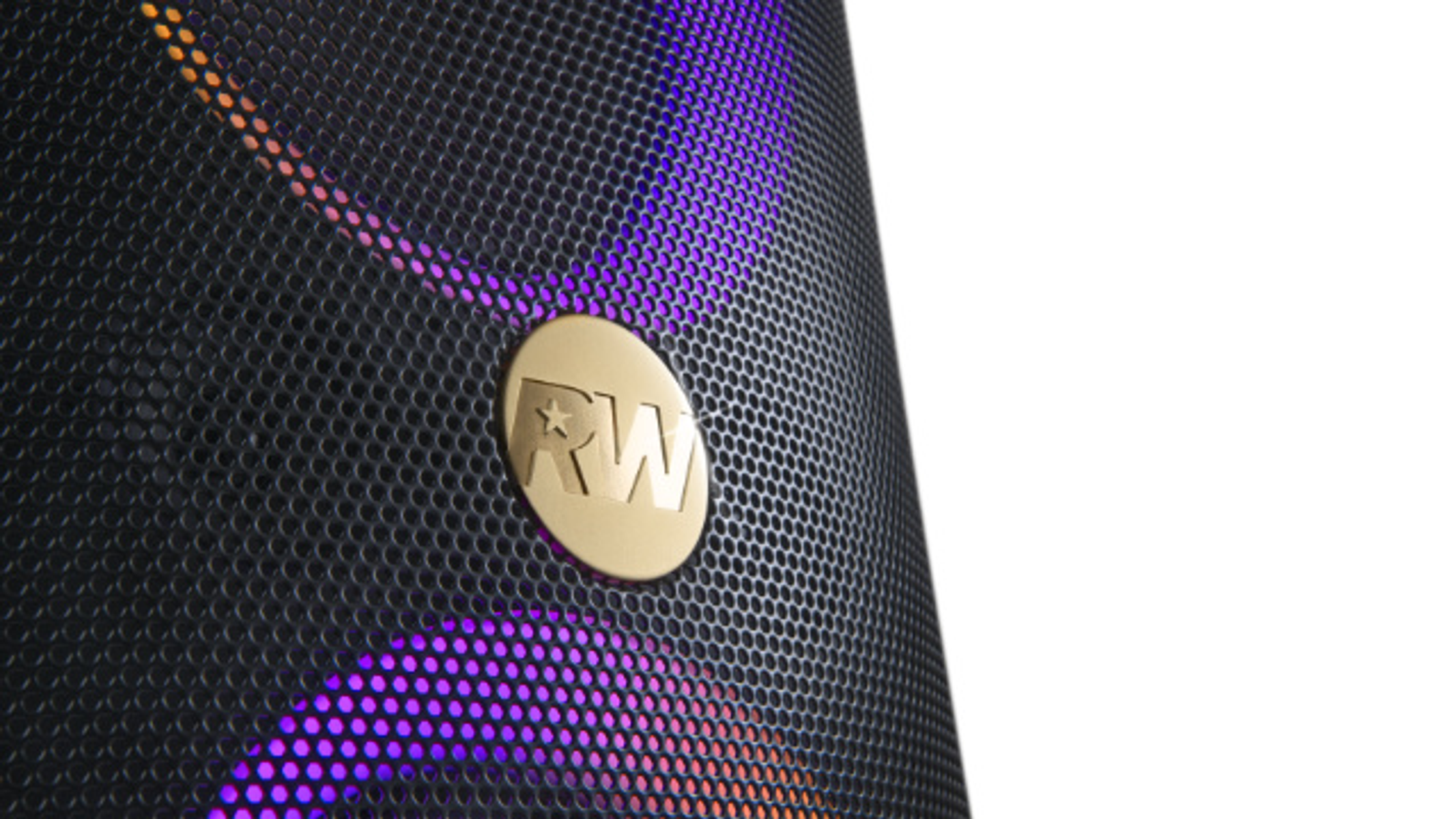 Primer plano de la rejilla de un altavoz con un logotipo dorado. Negro con luces moradas y naranjas.