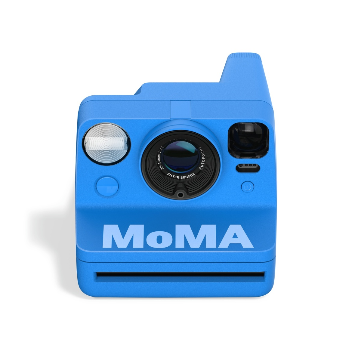 Vista frontale di una fotocamera Polaroid blu con scritto 'MoMA'. Ha un obiettivo, un flash e un pulsante.