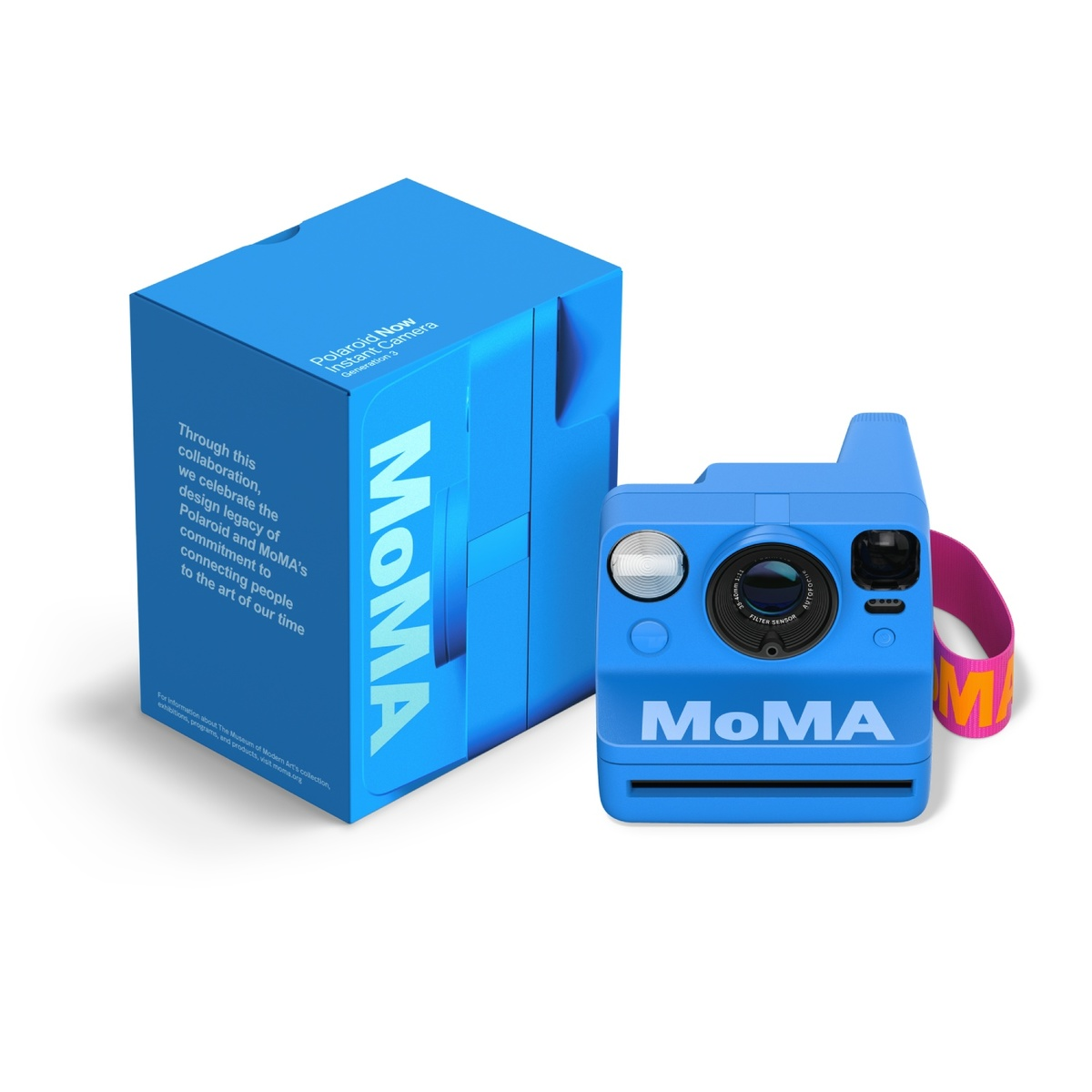 Fotocamera Polaroid blu e scatola con marchio MoMA. La scatola presenta testo sulla collaborazione, con un cinturino rosa.