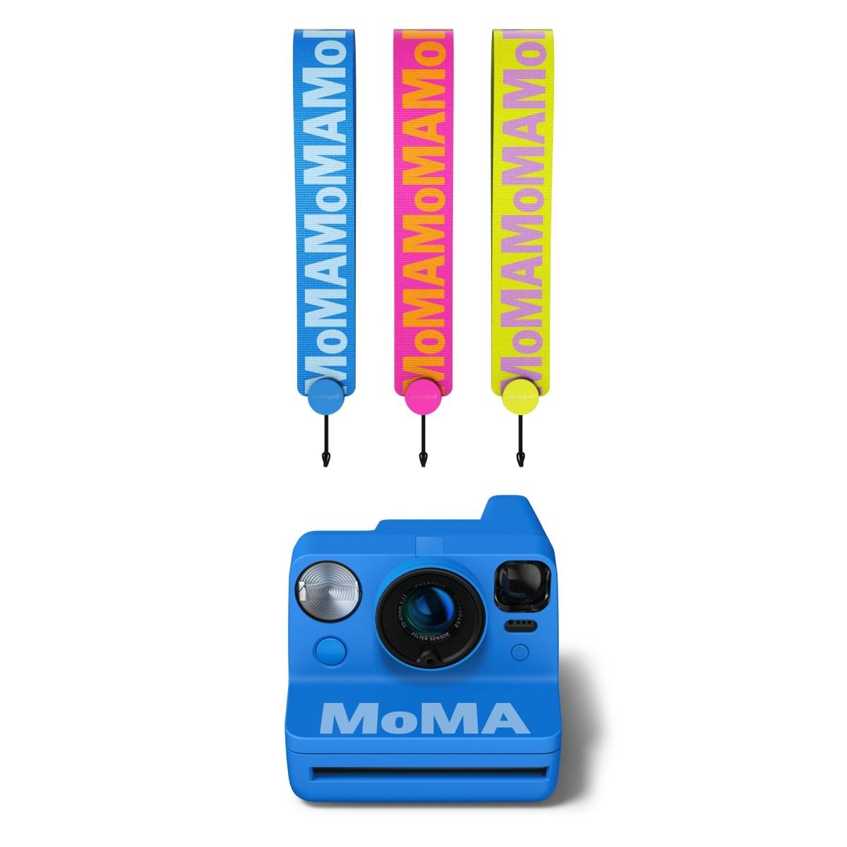Fotocamera Polaroid blu con tre cinturini colorati. I cinturini sono blu, rosa e gialli, ciascuno con testo MoMA.