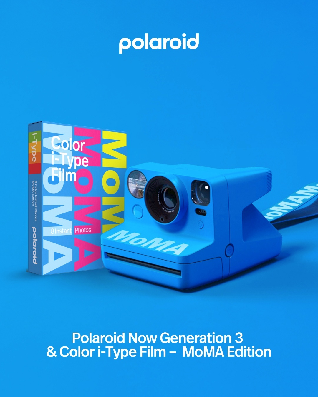 Una fotocamera Polaroid blu e una scatola di pellicola i-Type MoMA. Lo sfondo è blu. Sulla confezione è scritto 'MoMA'.