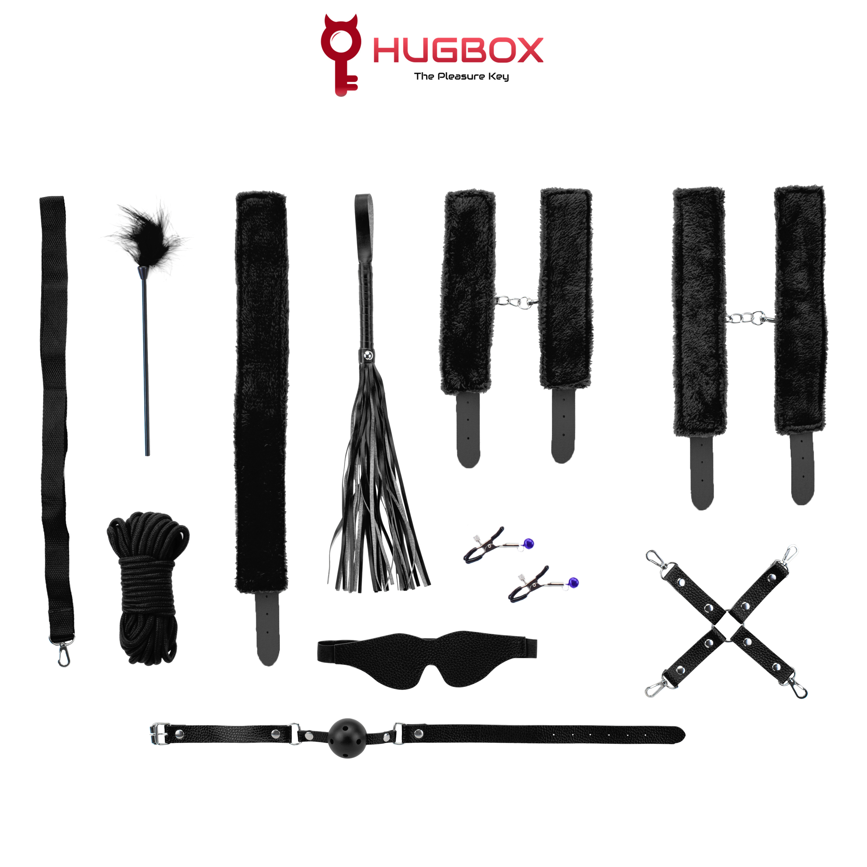 Kit de bondage negro: esposas, flagelo, cuerda, antifaz, bozal, pinzas y cruz. Fondo blanco.