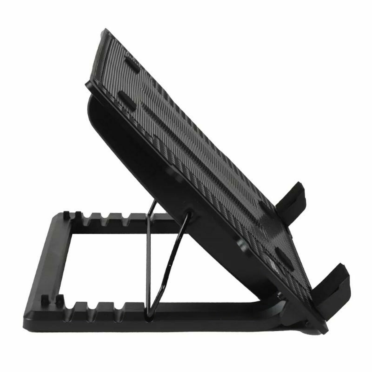 Czarny stojak na laptopa, pod kątem. Metalowa rama z siatkową powierzchnią i regulowaną wysokością. Na białym tle.