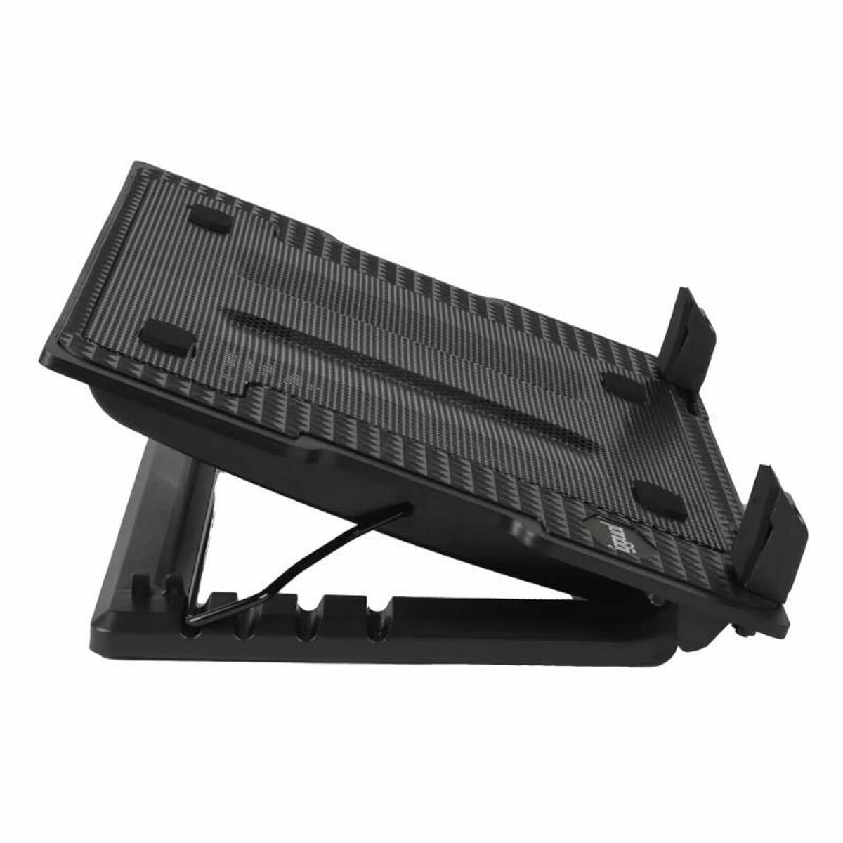 Czarna podkładka chłodząca do laptopa z siatkową powierzchnią, ustawiona pod kątem dla ergonomicznego użytkowania na białym tle.