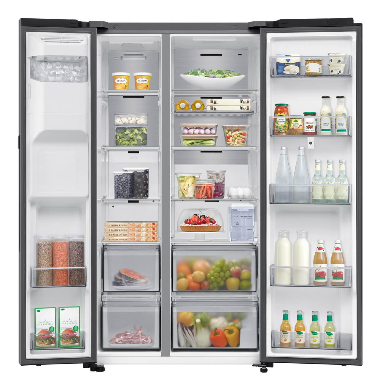 Otwarta lodówka wypełniona produktami spożywczymi na półkach i w przezroczystych pojemnikach.