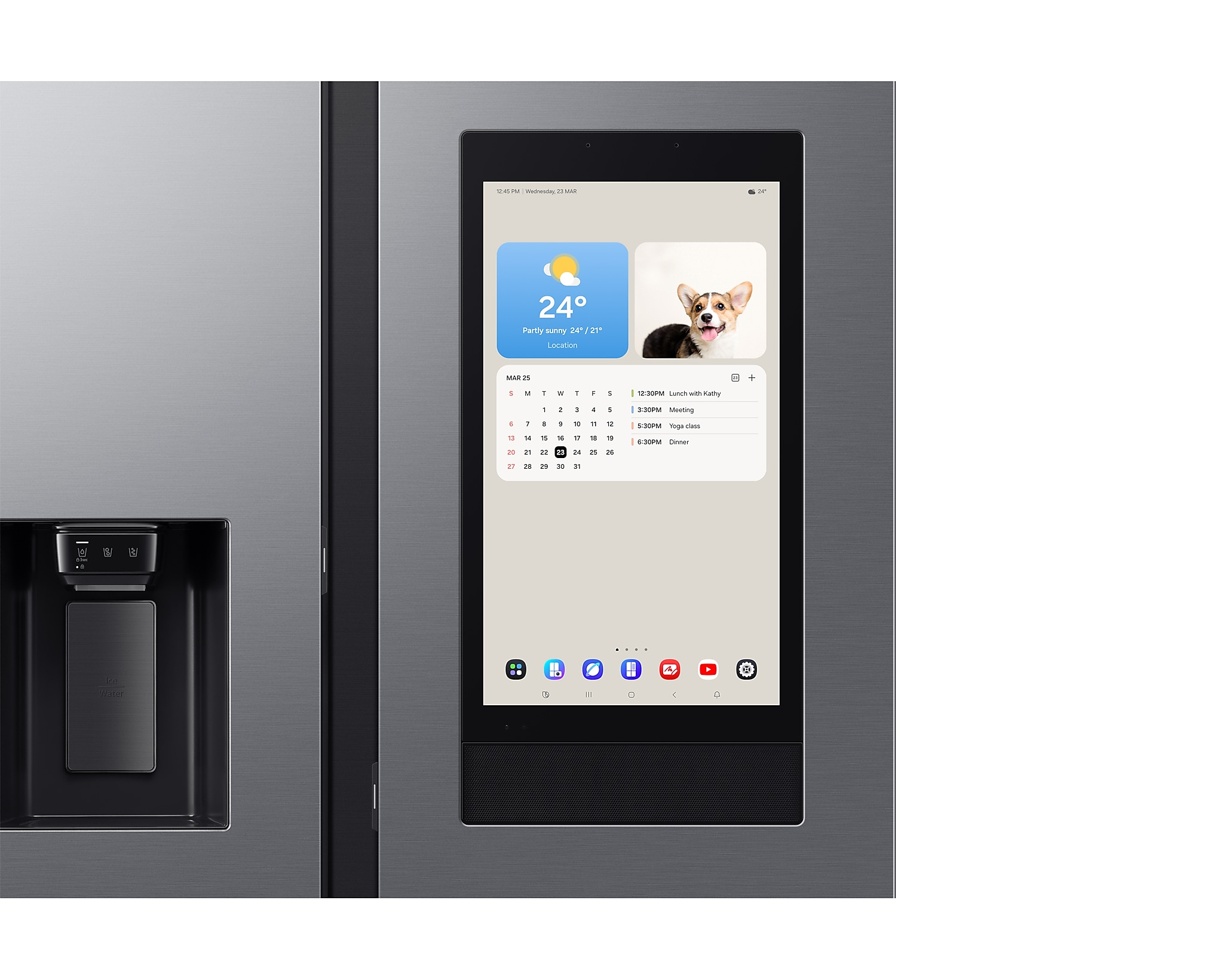 Ein Kühlschrank mit einem digitalen Bildschirm, der Wetter- und Kalender-Apps anzeigt.